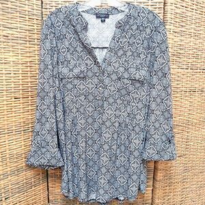 Cocomo Woman 1X Blouse Geometric Print Darts 3/4 Sleeve Mock VNeck Chest Pockets